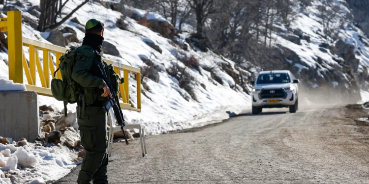 Un soldado israelí hace guardia en la estación de esquí de Hermon, en la frontera con Siria y el Líbano, durante una gira de prensa organizada por las FDI, el 8 de enero de 2025. (Jalaa MAREY / AFP)