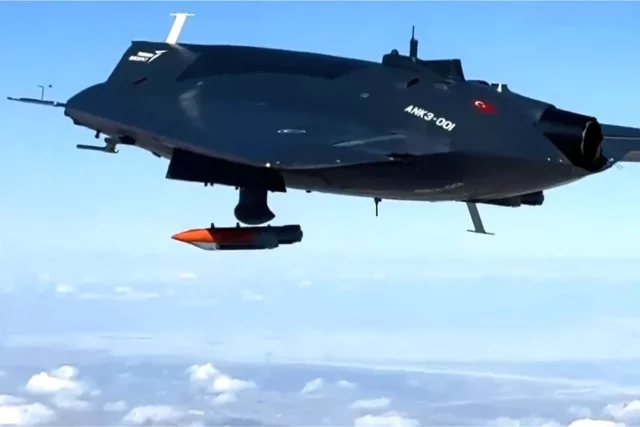 El dron turco Anka III lanza munición guiada desde su bahía interna