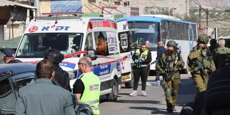 Terroristas palestinos acribillan autobús civil israelí: Tres muertos