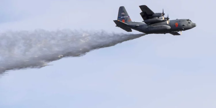 MAFFS convierte aviones militares en herramientas contra incendios