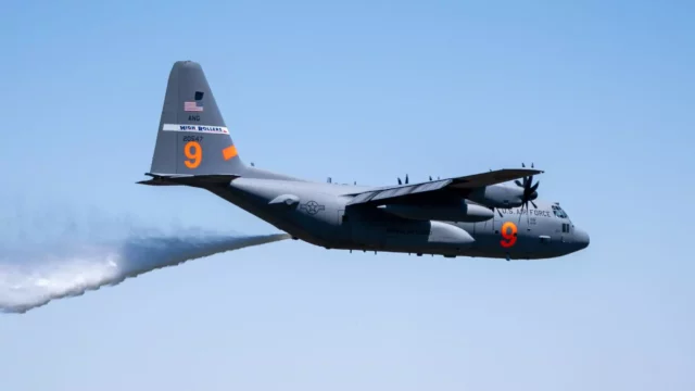 Aviones C-130 con MAFFS combaten incendios en Los Ángeles