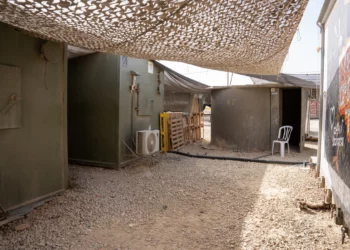 Dentro de una base de operaciones avanzada de las Fuerzas de Defensa de Israel en el corredor de Netzarim, en el centro de la Franja de Gaza, el 26 de diciembre de 2024. (Emanuel Fabian/Times of Israel)