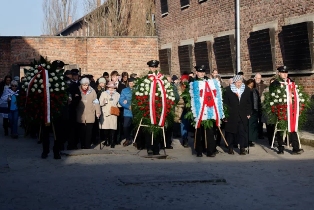 En Auschwitz: familias de rehenes israelíes piden su liberación