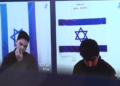 Dos reservistas de las Fuerzas de Defensa de Israel arrestados bajo sospecha de espiar para Irán, Yuri Eliasfov (izq.) y Georgi Andreyev (der.), aparecen en un video en una audiencia judicial para extender su detención el 27 de enero de 2025. (Captura de pantalla de Ynet)