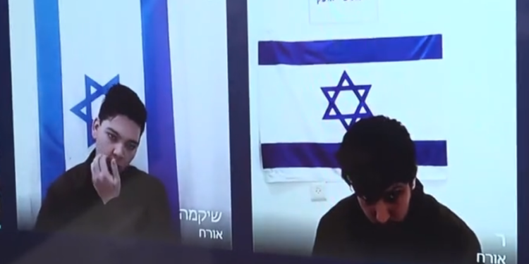 Dos reservistas de las Fuerzas de Defensa de Israel arrestados bajo sospecha de espiar para Irán, Yuri Eliasfov (izq.) y Georgi Andreyev (der.), aparecen en un video en una audiencia judicial para extender su detención el 27 de enero de 2025. (Captura de pantalla de Ynet)