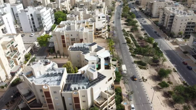 Edificio en Tel Aviv instalará batería solar para emergencias