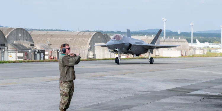 Cazas F-35 llegan a Kadena desde Vermont