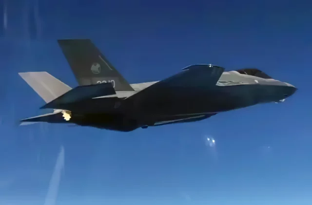 El Su-34 y el F-35 italiano vuelan en proximidad sobre el Báltico