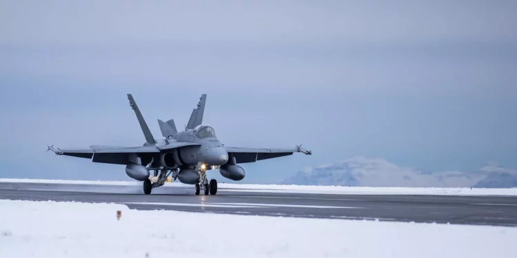 Finlandia despliega F/A-18 Hornet por primera vez como miembro de la OTAN