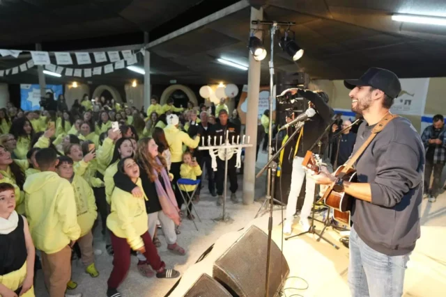 Cantante Idan Amedi, herido en Gaza, actúa para los niños en duelo