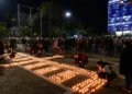 Familiares de israelíes tomados como rehenes por terroristas de Hamás y otras personas que piden la liberación de los rehenes encienden velas en memoria de los soldados israelíes muertos durante la guerra, en la octava noche de Janucá, en la plaza Rabin de Tel Aviv, el 1 de enero de 2025. (Tomer Neuberg/Flash90)