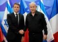 El primer ministro, Benjamin Netanyahu (derecha), saluda al presidente francés, Emmanuel Macron, antes de una reunión en Jerusalén el 24 de octubre de 2023. (Christophe Ena/Pool/AFP)