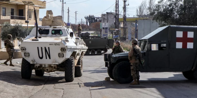 Un vehículo blindado de la Fuerza Provisional de las Naciones Unidas en el Líbano (FPNUL) se acerca a un puesto de control del ejército libanés cerca de un puesto de control en la aldea de Burj el-Meluk en Nabatiyeh, en el sur del Líbano, cerca de la frontera con Israel, el 25 de enero de 2025. (Rabih DAHER / AFP)