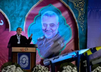 El presidente iraní, Masoud Pezeshkian, habla en una ceremonia que marca el aniversario de la muerte del general Qassem Soleimani, que aparece en la pancarta, quien murió en un ataque con drones estadounidenses en 2020, mientras se exhiben modelos de misiles fabricados en el país a la derecha, en la gran mezquita Imam Khomeini en Teherán, Irán, el jueves 2 de enero de 2025. (AP/Vahid Salemi)