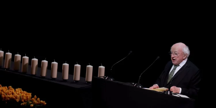 El presidente irlandés Michael D. Higgins habla en la conmemoración del Día Nacional del Recuerdo del Holocausto en la Mansion House de Dublín, el 26 de enero de 2025. (Presidente de Irlanda/X)