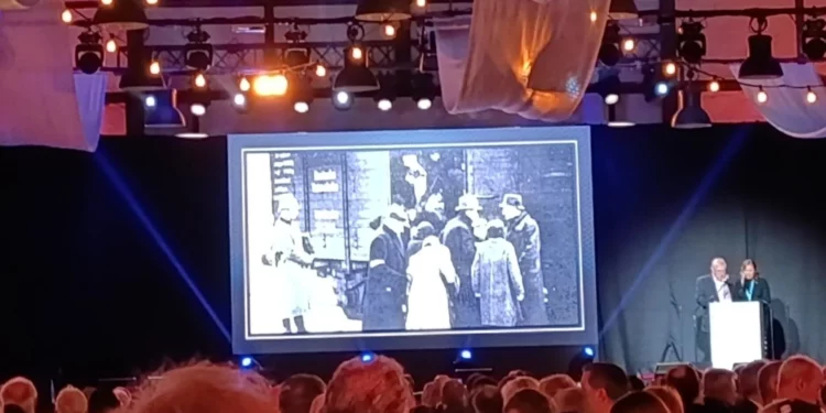 El sobreviviente de Auschwitz Michael Bornstein y su hija Debbie Holinstat hablan en una recepción en Cracovia, Polonia, para conmemorar el 80 aniversario de la liberación de Auschwitz, el 26 de enero de 2025. (Zev Stub/Times of Israel)