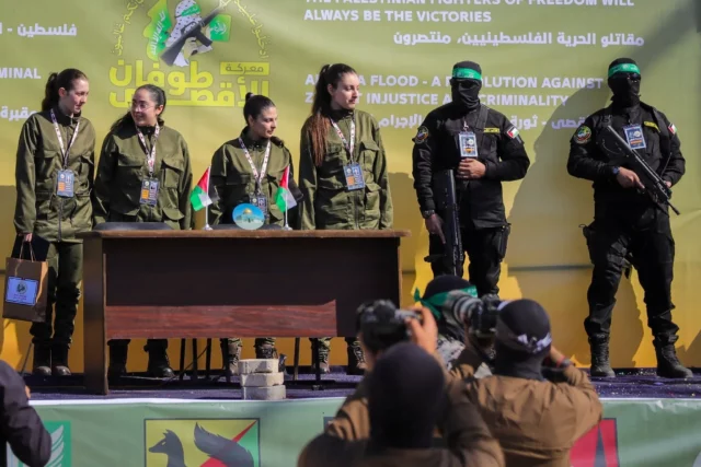 Rehenes israelíes liberados enfrentaron cautiverio con valentía