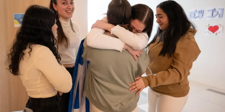 La soldado rehén liberada Agam Berger se reúne con sus cuatro camaradas, Karina Ariev, Daniella Gilboa, Naama Levy y Liri Albag, en el Centro Médico Rabin, el 30 de enero de 2025. (Fuerzas de Defensa de Israel)