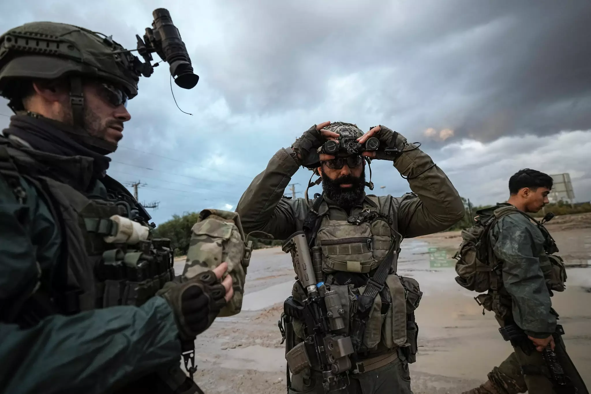 Un soldado israelí se ajusta las gafas de visión nocturna mientras su unidad se prepara para entrar en la Franja de Gaza en la frontera entre Israel y Gaza, en el sur de Israel, el 31 de diciembre de 2024. (Tsafrir Abayov/AP)