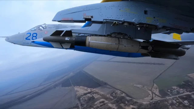 Su-25 ucraniano muestra por primera vez bombas AASM Hammer