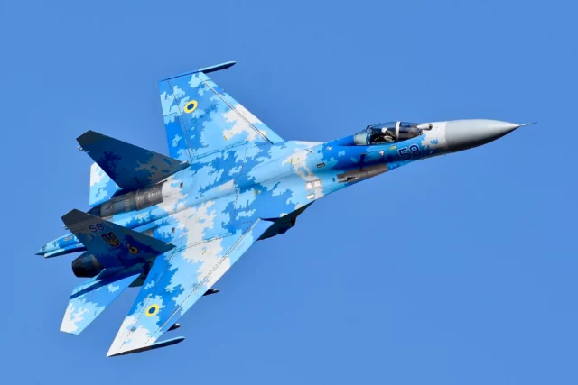 Su-27 soviético dispara un AGM-88 estadounidense para destruir un SAM ruso