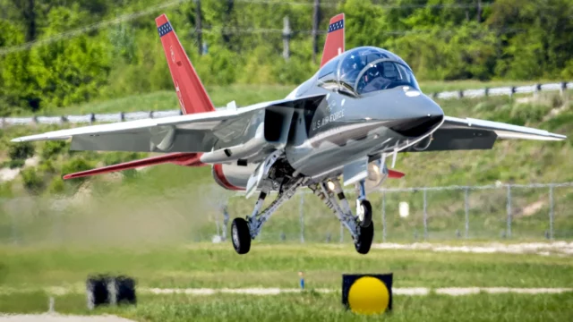EE. UU. pospone decisión sobre producción del T-7A Red Hawk
