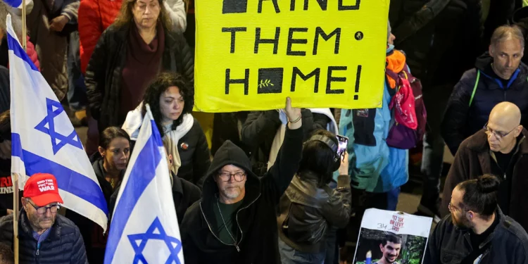 Los manifestantes se reúnen para una manifestación que pide acciones para asegurar la liberación de los rehenes israelíes cautivos desde los ataques del 7 de octubre por terroristas palestinos en la Franja de Gaza, frente a la sede del Ministerio de Defensa en Tel Aviv el 28 de diciembre de 2024. (Jack GUEZ / AFP)