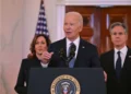 El presidente de Estados Unidos, Joe Biden (centro), anuncia que se ha alcanzado un acuerdo para un alto el fuego y la toma de rehenes entre Israel y Hamás, flanqueado por la vicepresidenta Kamala Harris (izq.) y el secretario de Estado Antony Blinken (der.), en una reunión informativa el 15 de enero de 2025. (Roberto Schmidt/AFP)