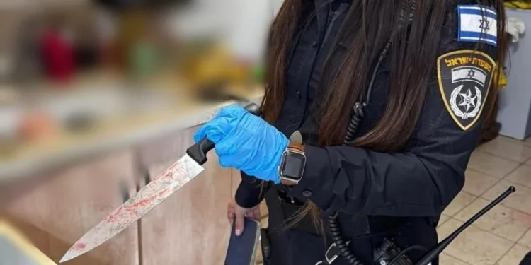 Un agente de policía sostiene un cuchillo utilizado por una mujer para apuñalar a su pareja durante un altercado doméstico en Jerusalén, el 12 de enero de 2025. (Unidad del Portavoz de la Policía de Israel)