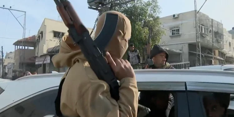 Agentes armados de Hamás desfilan en Rafah, en el sur de Gaza, después de que se suponía que el alto el fuego entraría en vigor el 19 de enero de 2025 (captura de pantalla/Al-Jazeera)