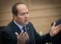 El ministro de Economía, Nir Barkat, asiste a una reunión del Comité Económico en la Knéset, Jerusalén, el 3 de enero de 2024. (Yonatan Sindel/Flash90)