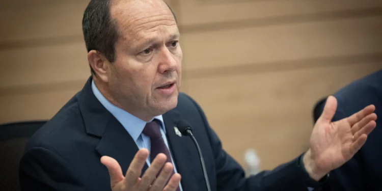 El ministro de Economía, Nir Barkat, asiste a una reunión del Comité Económico en la Knéset, Jerusalén, el 3 de enero de 2024. (Yonatan Sindel/Flash90)