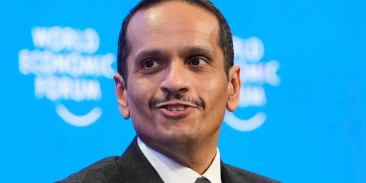 El primer ministro y ministro de Asuntos Exteriores de Qatar, Mohammed Bin Abdulrahman Al Thani, asiste a una conversación en la reunión anual del Foro Económico Mundial en Davos, Suiza, el 21 de enero de 2025. (Markus Schreiber/AP)