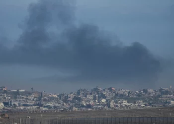 El humo se eleva tras un ataque aéreo israelí en la Franja de Gaza, visto desde el sur de Israel el 19 de enero de 2025. (Foto AP/Tsafrir Abayov)