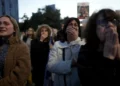 La gente se reúne en la Plaza de los Rehenes en Tel Aviv para presenciar la liberación de tres rehenes, el 19 de enero de 2025. (Foto AP/Oded Balilty)