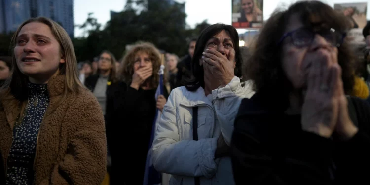 La gente se reúne en la Plaza de los Rehenes en Tel Aviv para presenciar la liberación de tres rehenes, el 19 de enero de 2025. (Foto AP/Oded Balilty)