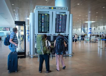 Viajeros en el Aeropuerto Internacional Ben Gurion el 2 de septiembre de 2024. (Avshalom Sassoni/Flash90)