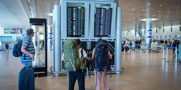 Viajeros en el Aeropuerto Internacional Ben Gurion el 2 de septiembre de 2024. (Avshalom Sassoni/Flash90)
