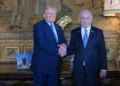 El expresidente estadounidense Donald Trump (izquierda) recibe al primer ministro Benjamin Netanyahu en su resort de Mar-a-Lago, Florida, el 26 de julio de 2024. (Amos Ben Gershom/GPO)