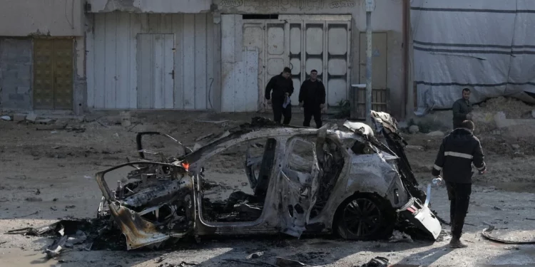 Imagen ilustrativa: La gente observa los restos de un vehículo destruido en un ataque israelí en el campo de refugiados de Nur Shams, cerca de Tulkarem, en el norte de Wet Bank, el 27 de enero de 2025. (Foto AP/Majdi Mohammed)