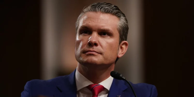 Pete Hegseth, candidato del presidente electo de Estados Unidos, Donald Trump, para el cargo de secretario de Defensa, testifica durante su audiencia de confirmación ante el Comité de Servicios Armados del Senado en el Capitolio el 14 de enero de 2025, en Washington, DC. (ALLISON ROBBERT / AFP)