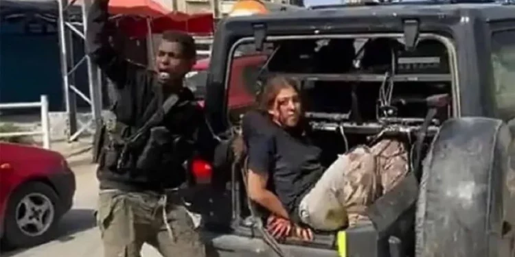 Captura de pantalla de un vídeo en el que el terrorista de Hamás Muhammad Abu Aseed celebra el secuestro de la soldado de las Fuerzas de Defensa de Israel Naama Levy el 7 de octubre de 2023. (Utilizado de conformidad con la cláusula 27a de la Ley de Derechos de Autor)