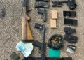 Armas confiscadas a un palestino buscado que fue asesinado por agentes de la policía fronteriza en la ciudad de Meithalun, en Judea y Samaria, el 5 de enero de 2024. (Policía de Israel)