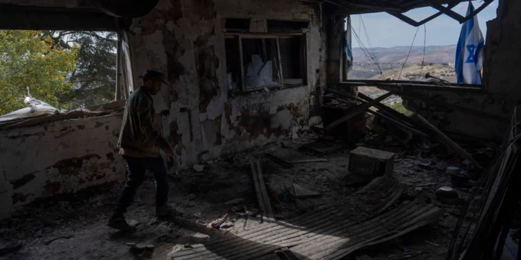 Igor Abramovich inspecciona los graves daños sufridos por una casa durante la guerra entre Hezbolá e Israel en el kibutz Manara, en la frontera con Líbano, en el norte de Israel, el 5 de enero de 2025. (Foto AP/Ariel Schalit)