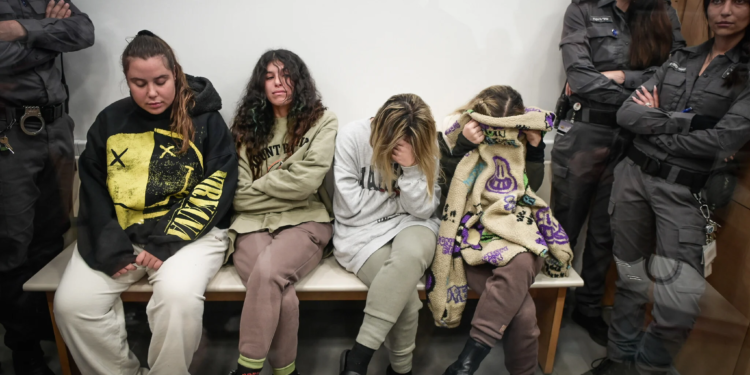 Cuatro mujeres sospechosas de intentar contrabandear 15 kg (933 libras) de cocaína y ketamina desde Alemania a Israel llegan a una audiencia judicial en Lod el 2 de febrero de 2023. (Avshalom Sassoni/Flash90)