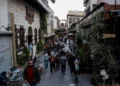 La gente camina por un callejón de mercado en la ciudad vieja de Damasco, Siria, el 18 de enero de 2025. (OMAR HAJ KADOUR / AFP)