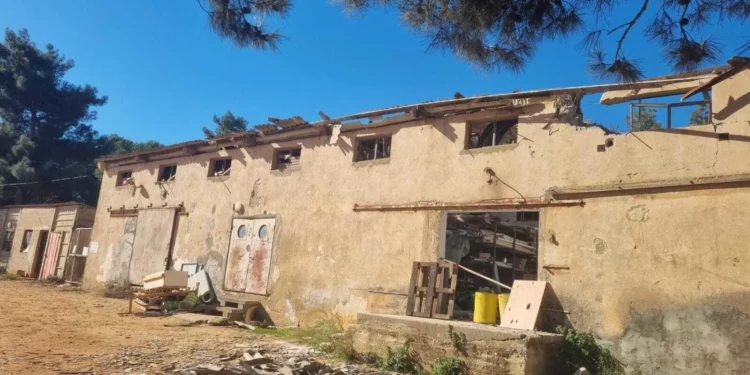 Un edificio dañado con amianto en su estructura en una fotografía sin fecha publicada por los ministerios de salud y protección del medio ambiente (Francis Brotman)