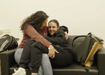 Romi Gonen (derecha) y su madre, Meirav Leshem Gonen, se abrazan después del regreso de Romi del cautiverio de Hamás, el 19 de enero de 2025. (FDI)