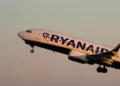 Un Boeing 737 MAX de Ryanair despega del aeropuerto de Lisboa, el 25 de enero de 2023. (Foto AP/Armando Franca)