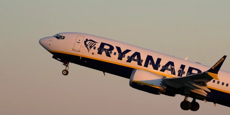 Un Boeing 737 MAX de Ryanair despega del aeropuerto de Lisboa, el 25 de enero de 2023. (Foto AP/Armando Franca)